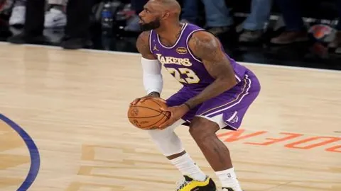 “多特蒙德31轮对决沃夫斯堡以6-0完胜，阿德耶米与贝尔林厄姆各进两球，紧追拜仁一分差距！”